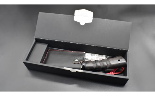 ［山人］薪割りに 槌目両刃鉈（ナタ） 鋼付 牛革ケース入 キャンプ用品 アウトドア用品 鉈（ナタ） 小型斧（オノ）【048S001】