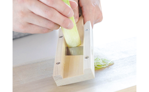 ねぎスライス(輪切り)と昭和の台所ピーラー 皮むき 時短 調理器具 キッチン用品 キッチンツール 燕三条製 [小柳産業]【012S094】