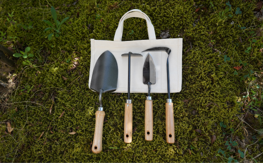 鍛冶屋さんがつくった土いじり小道具4点セット 帆布バック付 燕三条製 園芸用品 スコップ 鎌 コテ [相田合同工場] 【041S012】