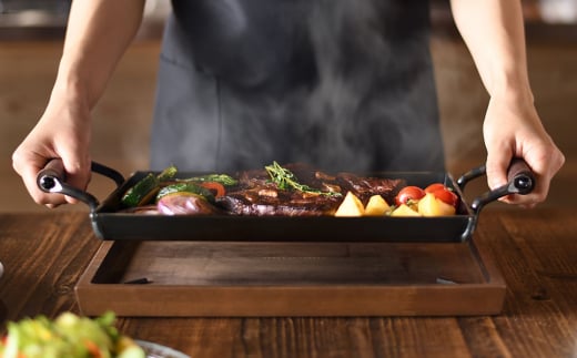 [大人の鉄板] 4.5mmの厚みが素材の旨みを引き出す 鉄板大（蓋付き）&ウッドボードセット【055P011】