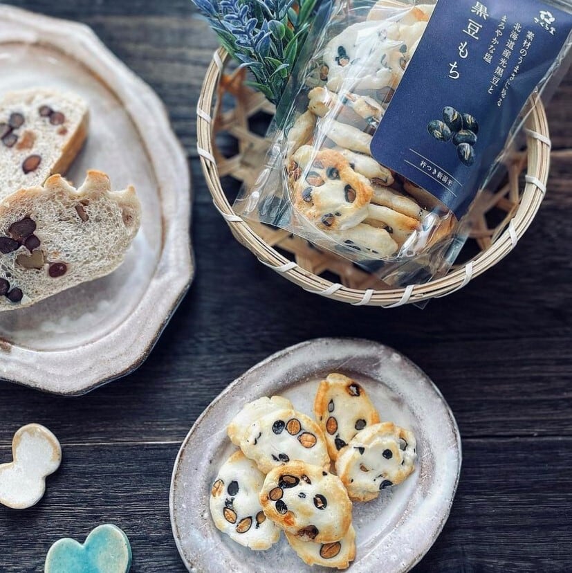 スタンドパック おかき 黒豆もち 12個 さくら堂 さくら製菓 新潟 新発田 菓子 お菓子 おかし 和菓子 米 お米 もち米 ライス せんべい 煎餅 米菓 間食 おやつ 赤穂の塩 塩 お塩 豆 光黒豆 黒大豆 化学調味料無添加 ダイエット ヘルシー  sds003_01