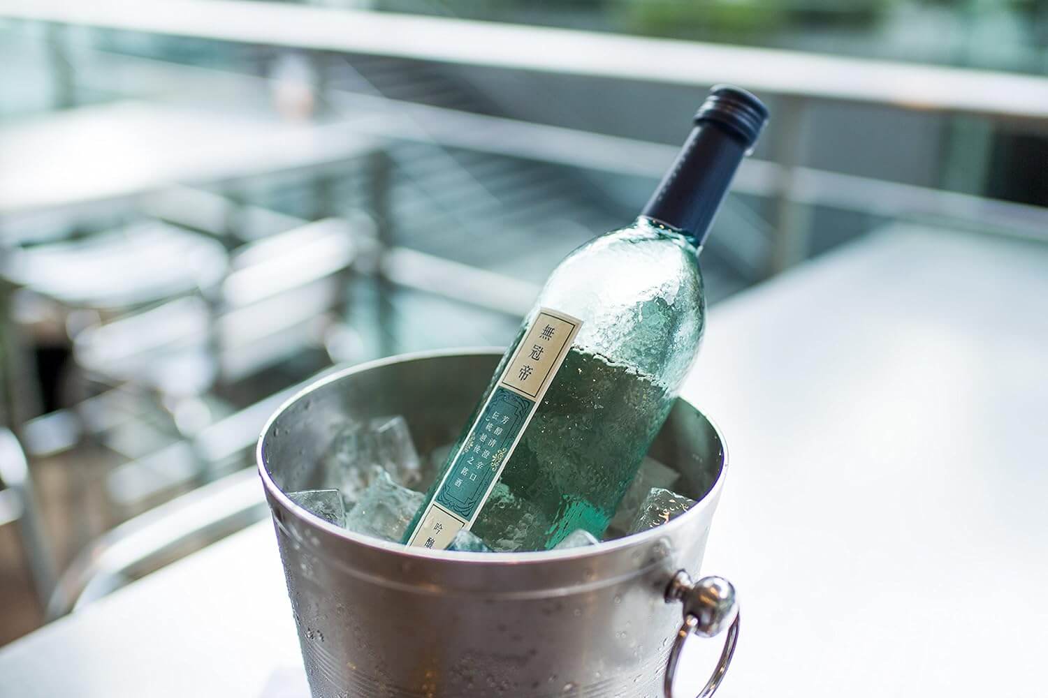 日本酒 セット 菊水 吟醸 「 無冠帝 」 300ml × 12本 二合瓶 新潟県産 米 100% 使用 地酒 小瓶 贈答用 贈り物 大容量 1ダース 1ケース おすすめ お酒 日本酒 プレゼント 父の日 お中元 お歳暮 記念日 ギフト 菊水酒造 料理 に合う 酒 アルコール 15度 宅飲み 家飲み 晩酌 銘酒 和酒 国産 生詰 新潟 新発田 E108_01