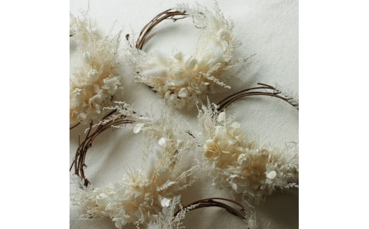 ドライフラワー リース ホワイト×ゴールド 【 クリスマス クリスマス飾り ハンドメイド 手作り 天然素材 リース 壁飾り おしゃれ 玄関飾り 季節限定 インテリア ギフト プレゼント 贈答用 お取り寄せ ナチュラルデザイン クリスマスデコレーション 冬のインテリア OLIOLI FLOWER 新潟県 新発田市 母の日 OLIOLI002 】