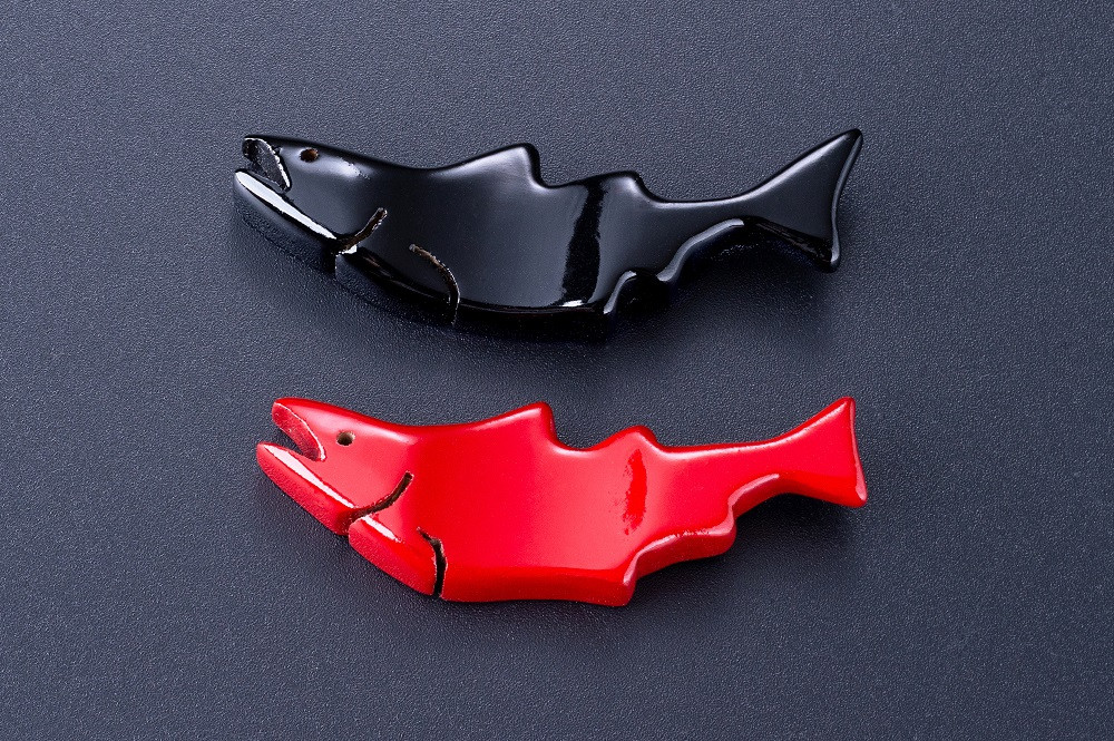 【村上木彫堆朱】イヨボヤ（鮭）の箸置き・箸（21㎝）セット【朱】1071001