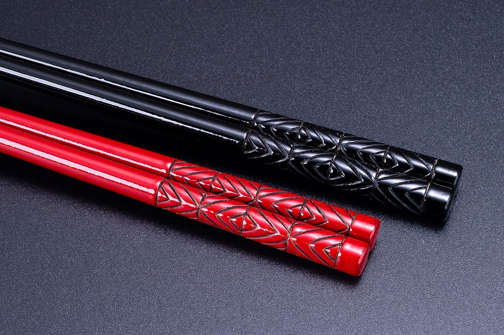 【村上木彫堆朱】イヨボヤ（鮭）の箸置き・箸（21㎝）セット【朱】1071001