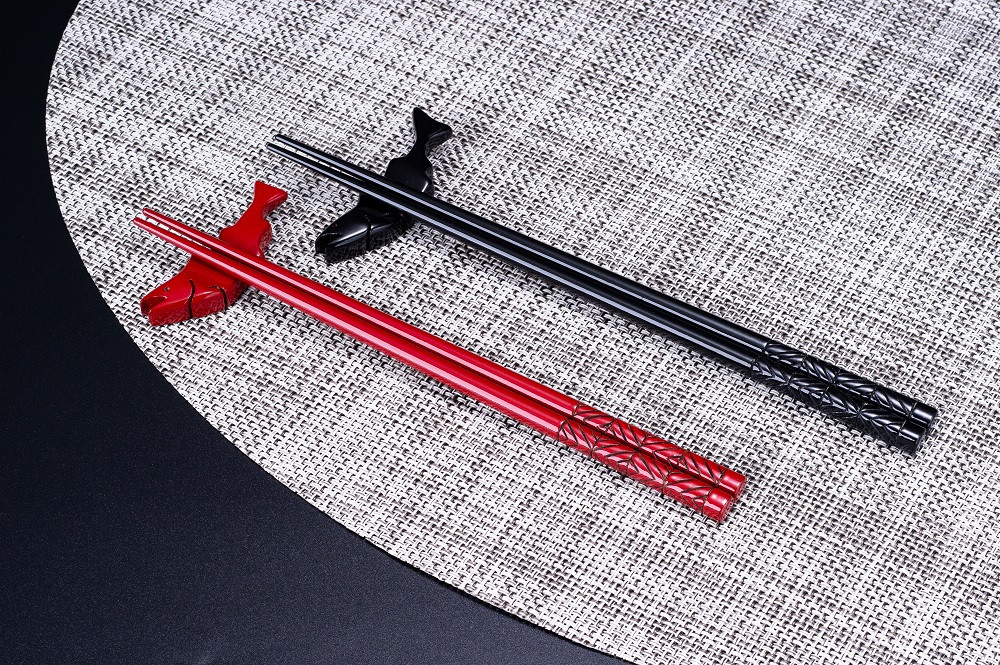 【村上木彫堆朱】イヨボヤ（鮭）箸置き・夫婦箸セット【朱・黒】 1071003