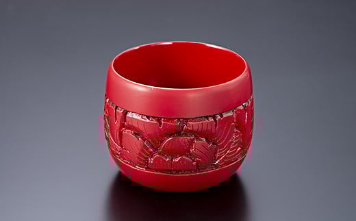 B4063 村上木彫堆朱 ぐい呑み（牡丹唐草）