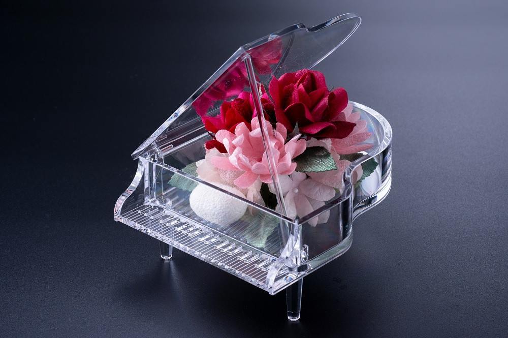 【まゆ玉から生まれる花 まゆ花（別名：シルクフラワー）】 まゆ花と透明感のあるアクリルピアノのアレンジ B4123