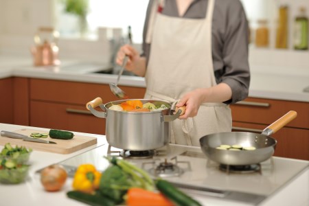 CS-052 千歳 鉄共柄段付き天ぷら鍋24cm & 木柄深型両手鍋22cm