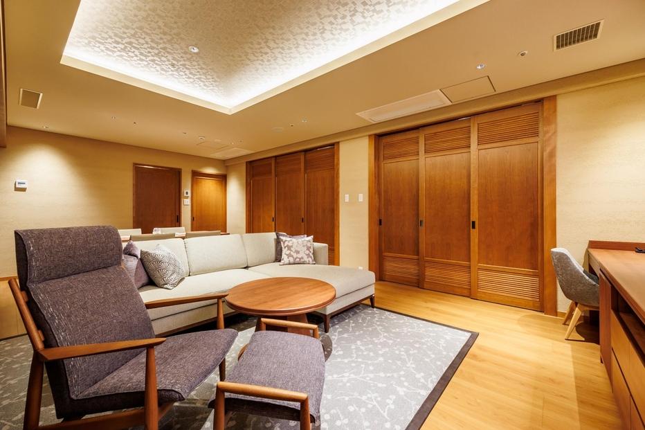 【佐渡】HOTEL OOSADO　ご宿泊券　　（ホテル大佐渡）　最上階露天風呂付プレミアスイートルーム（定員４名）３泊６食付２名様　平日利用　電話予約のみ対象