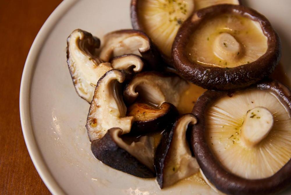 【わけあり】【新潟県 南魚沼産】うちやま農園の肉厚しいたけ １ｋｇ