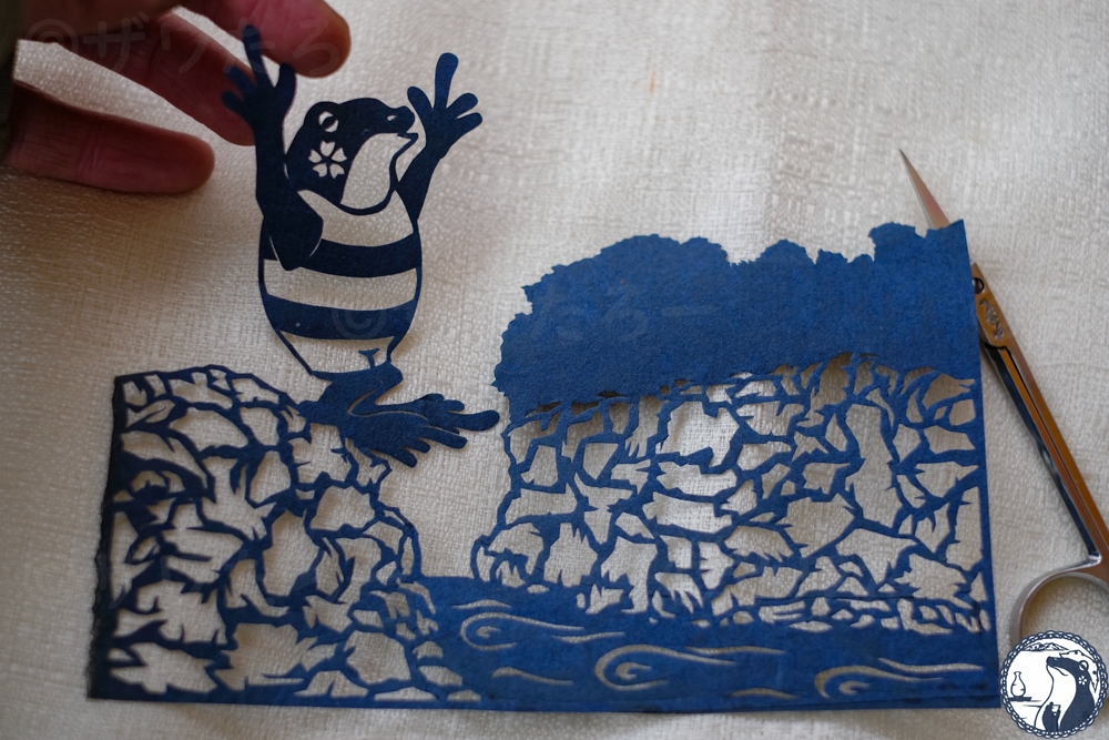 新潟県湯沢町在住のオレ・モリアオガエルのザワたろーの楽しい湯沢町切り絵グッズザワ～🎵「湯沢町を楽しむザワ！」セット（ザワたろーのタオル＆ステッカー）【地場産品】