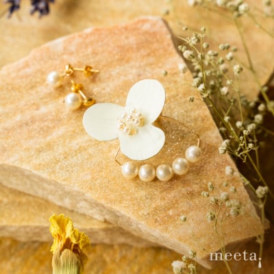 淡水パールとオパールの花弁のお花ブローチとピアス×各1点【配送不可地域：沖縄県】