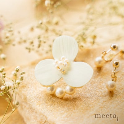 淡水パールとオパールの花弁のお花ブローチとイヤリング×各1点【配送不可地域：沖縄県】