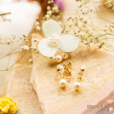 淡水パールとオパールの花弁のお花ブローチとイヤリング×各1点【配送不可地域：沖縄県】