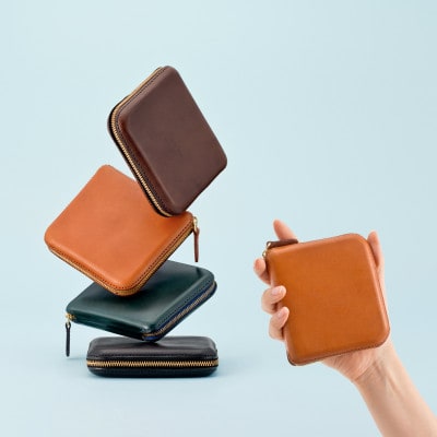 colmの二つ折り財布 ブラック「手に心地よく馴染む、本革を立体成型してつくった独自の二つ折り財布」