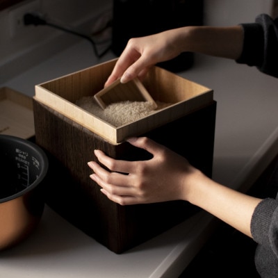 ライスストッカー 焼桐 5kg用　総国産桐使用 天然蜜蝋仕上げ 桐の米びつ