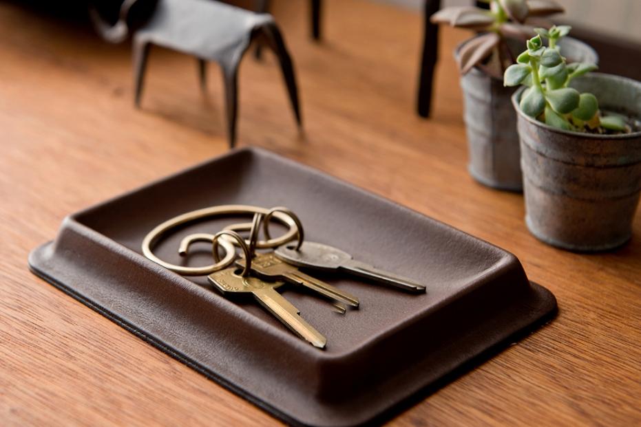 colmレザートレイSサイズ　ブルー　立体成型で作った本革製トレー