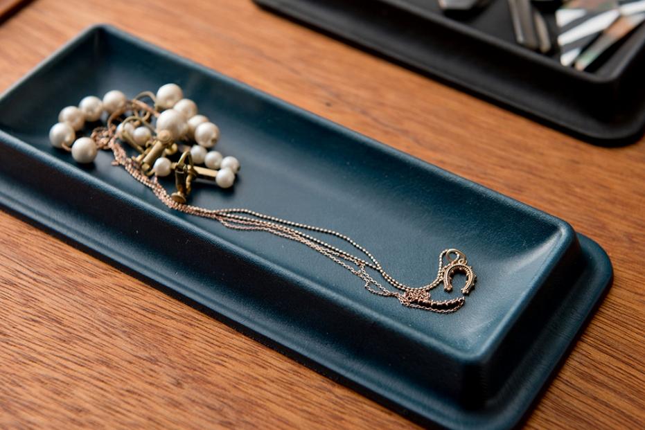 colmレザートレイMサイズ　ブラック　立体成型で作った本革製トレー