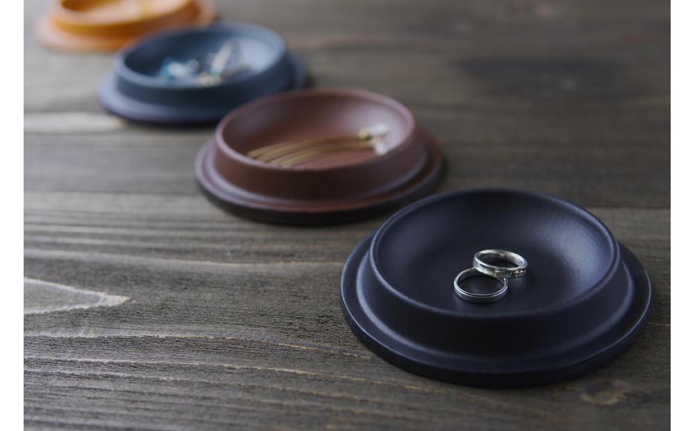 colmレザートレイ丸型Sサイズ　ブラウン　立体成型で作った本革製トレー