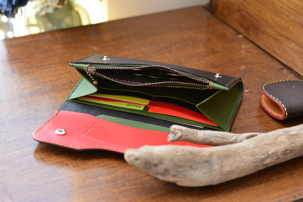 BLUE.ART 黒部の名水染めレザーロングトラッカーウォレット４（長財布）