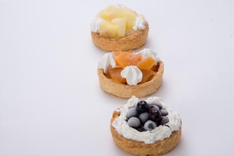 フルーツタルト カスタード《りんご＆ブルーベリー＆かき》各55g×1個 計3個/くろべの太陽/富山県 黒部市 洋菓子 ケーキ タルト フルーツ 冷凍