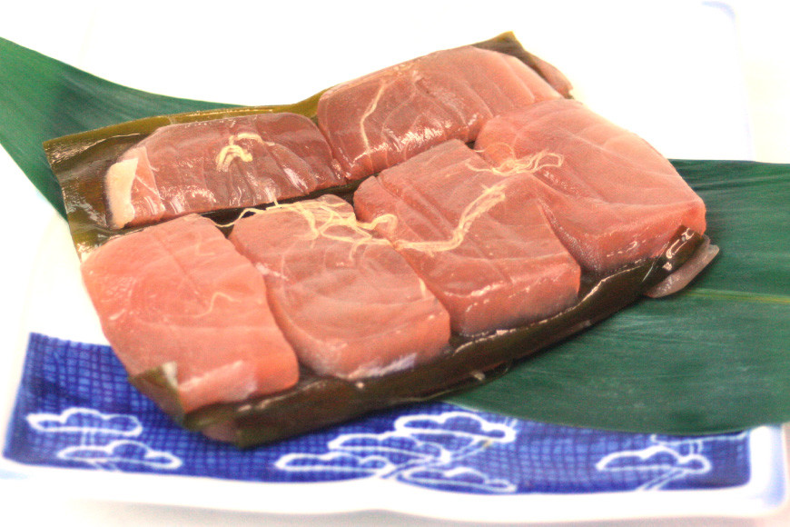 サス（カジキマグロ）昆布〆の押し寿司 35g×6個 折箱入り 寿司 押し寿司 さす かじきまぐろ 富山名物 冷蔵/ます寿司屋ヒロ助/富山県 黒部市