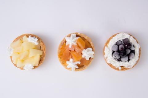 フルーツタルト カスタード《りんご＆ブルーベリー＆かき》各55g×1個 計3個/くろべの太陽/富山県 黒部市 洋菓子 ケーキ タルト フルーツ 冷凍