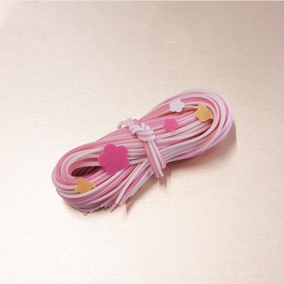 モチモチ感がたまらない手延べ紅白半生麺に、梅と千鳥を散りばめたハレの日のうどん「MUSUBI」3袋入