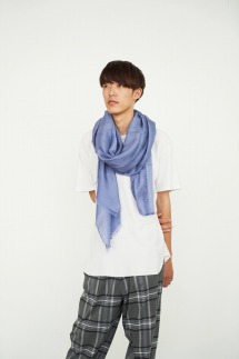 スノキ「しけ絹」を、富山の植物を使って染めあげたストール スノキ（紺色）