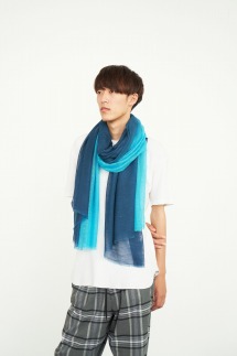 水平線「城端絹」でふんわりと織りあげた肌触りのやさしいストール 水平線（ライトブルー×ミッドナイトブルー）