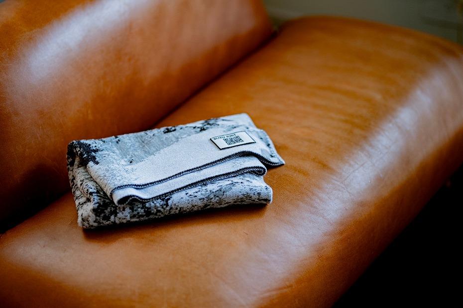 五箇山合掌造りの雪景色をジャガード編みで表現したニットブランケット【約190cm×約70cm】