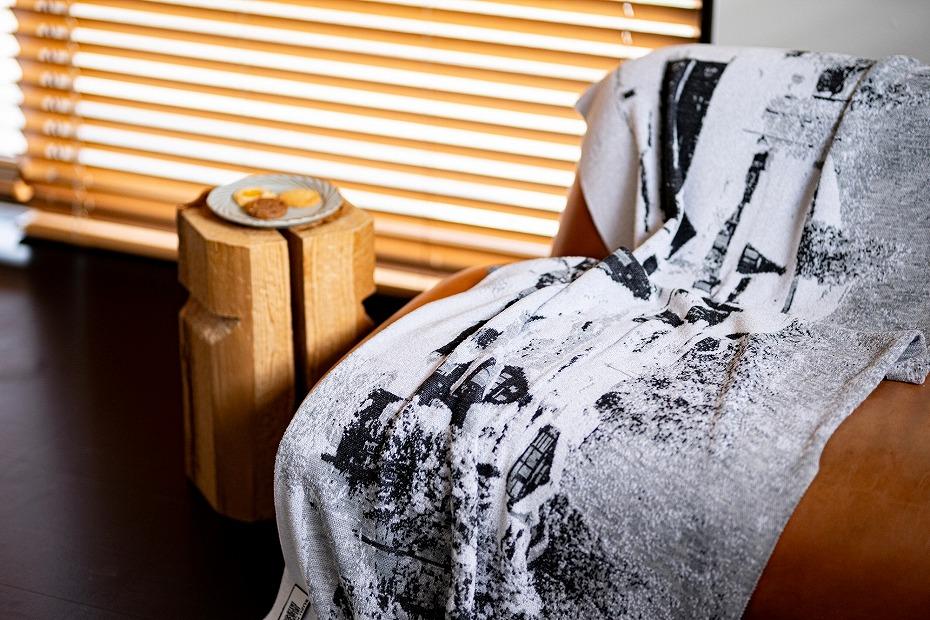 五箇山合掌造りの雪景色をジャガード編みで表現したニットブランケット【約190cm×約70cm】