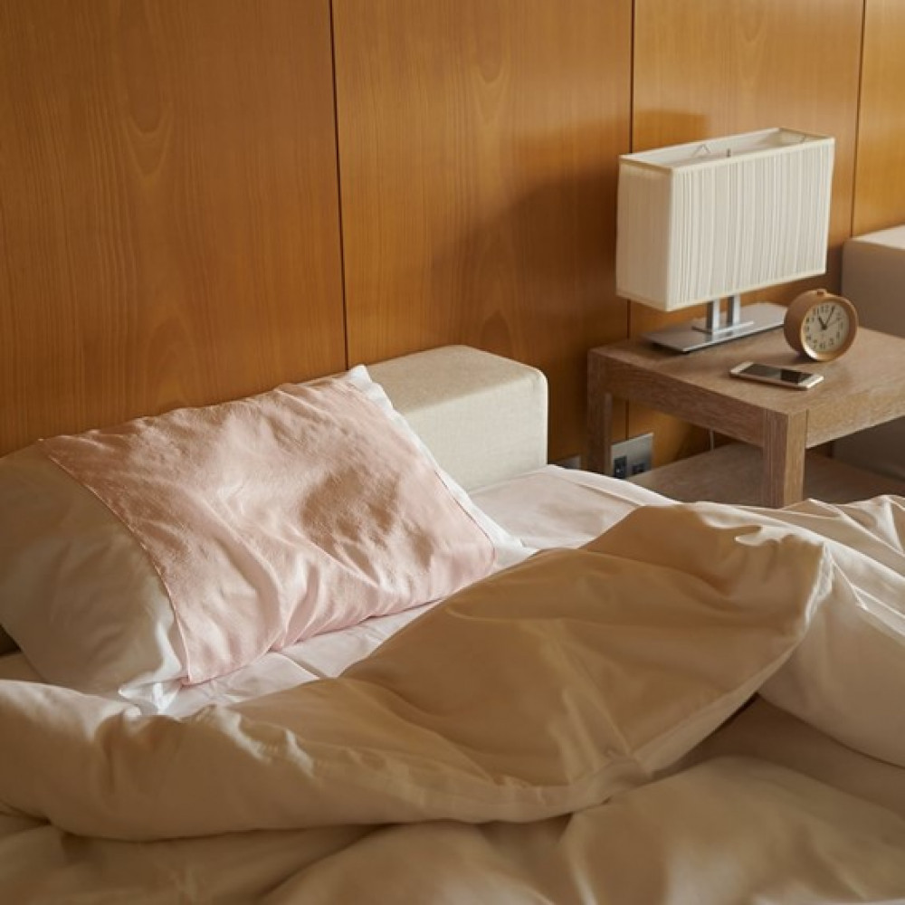 【南砺市】松井機業「城端しけ絹」全身整う 美髪枕カバー【朱鷺色（薄ピンク）】×美肌タオルセット