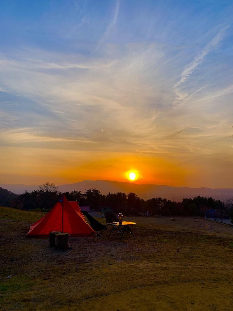 キャンプ場展望サイト利用券1枚（10名様分キャンプ宿泊チケット1泊分）＋記念品 10名分　記念品あり