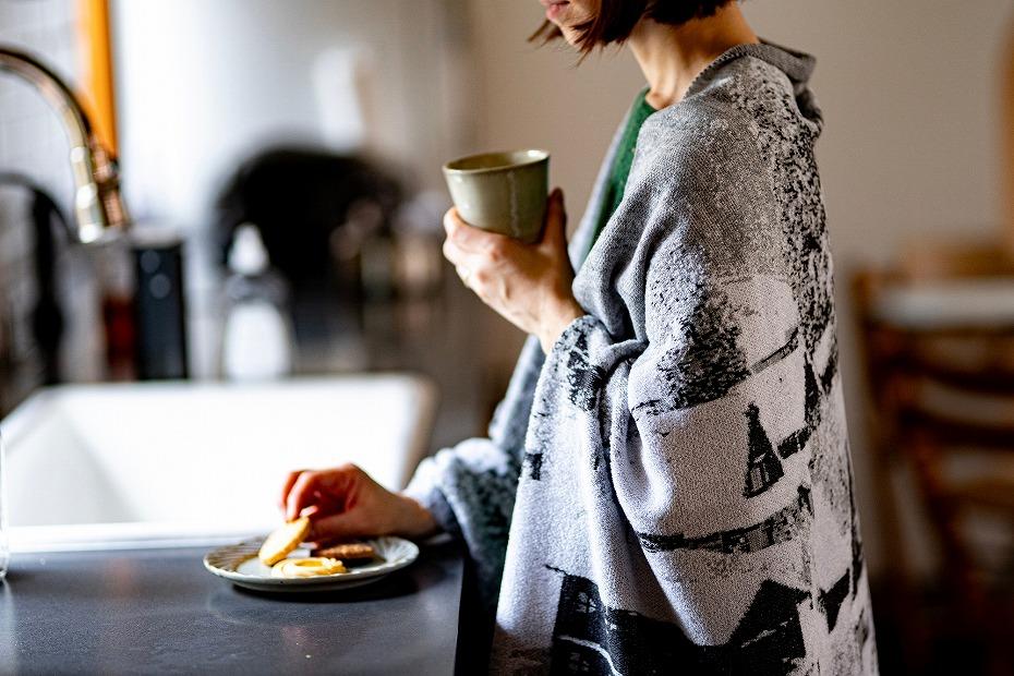 五箇山合掌造りの雪景色をジャガード編みで表現したニットブランケット【約190cm×約70cm】