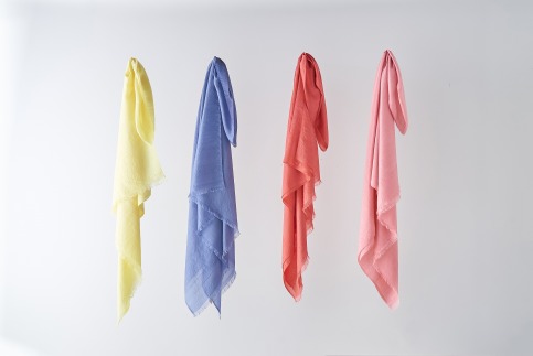 スノキ「しけ絹」を、富山の植物を使って染めあげたストール スノキ（紺色）