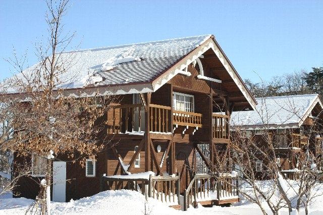 平日限定コテージ宿泊（4人棟）とスキー場1日券のセットプラン