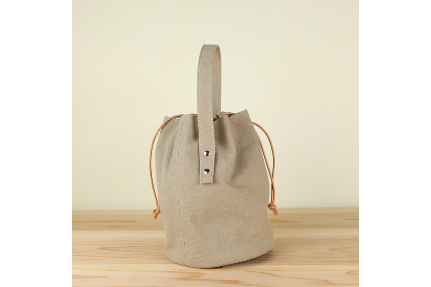 丸底の巾着バッグ　L　グレーベージュ / アトリエSASSA / 富山県 朝日町 [34310192]