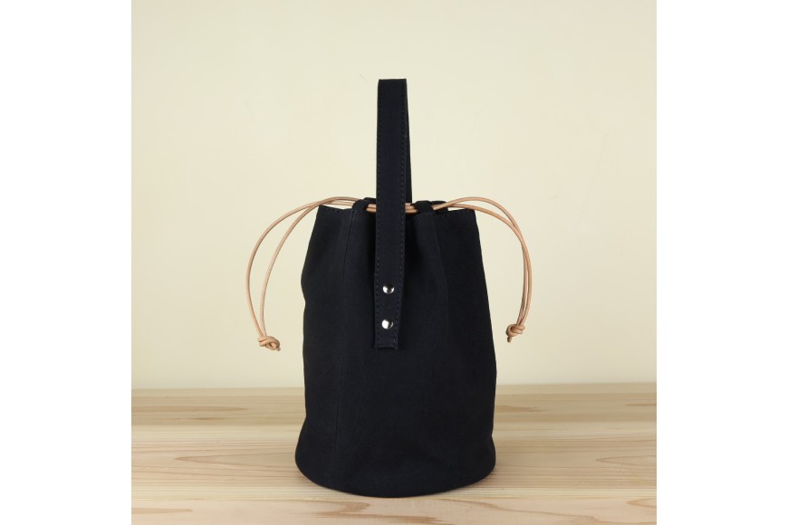 丸底の巾着バッグ　L　ブラック / アトリエSASSA / 富山県 朝日町 [34310190]