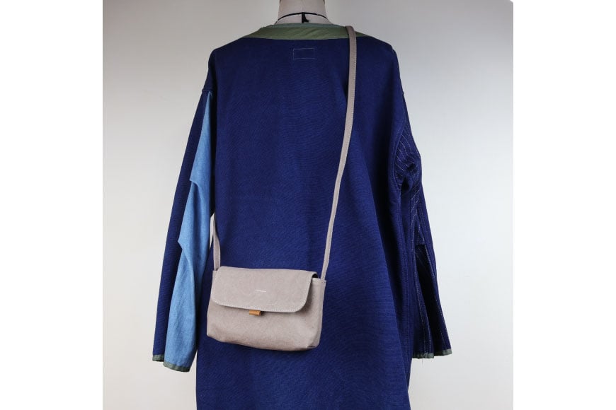 よこポシェット グレーベージュ [アトリエSASSA 富山県 朝日町 34310397-gb] ポシェット 斜めがけ バッグ 長財布 スマホ 帆布 革 おしゃれ 手作り シンプル レザー