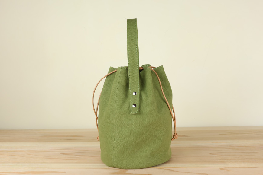 バッグ 丸底の巾着バッグ ライトカーキ L [アトリエSASSA 富山県 朝日町 34310562] 丸底 巾着 鞄 かばん カバン 帆布 革 おしゃれ 手作り シンプル レザー