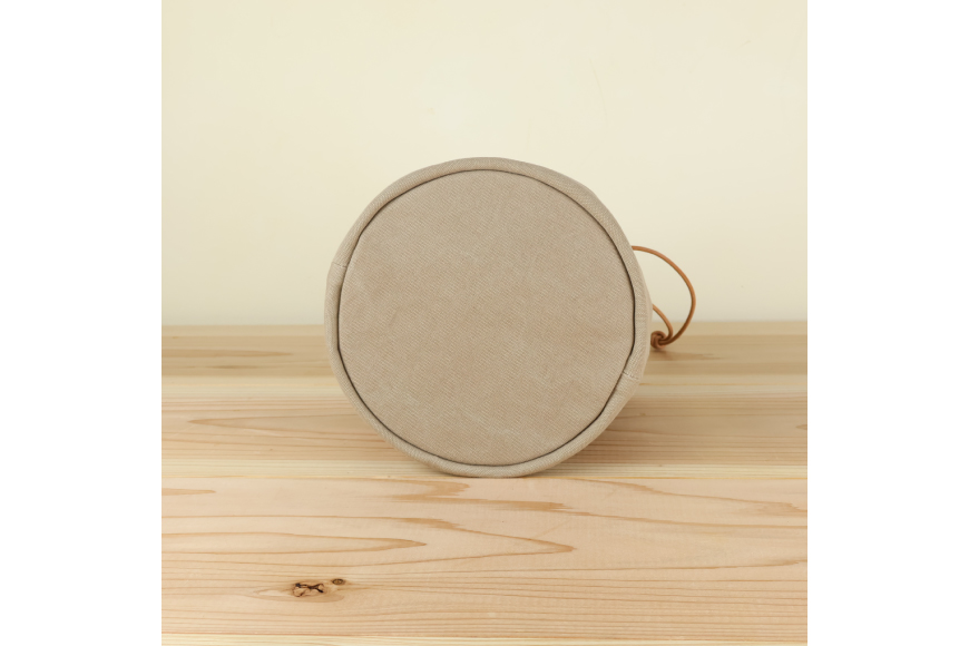 丸底の巾着バッグ　L　グレーベージュ / アトリエSASSA / 富山県 朝日町 [34310192]