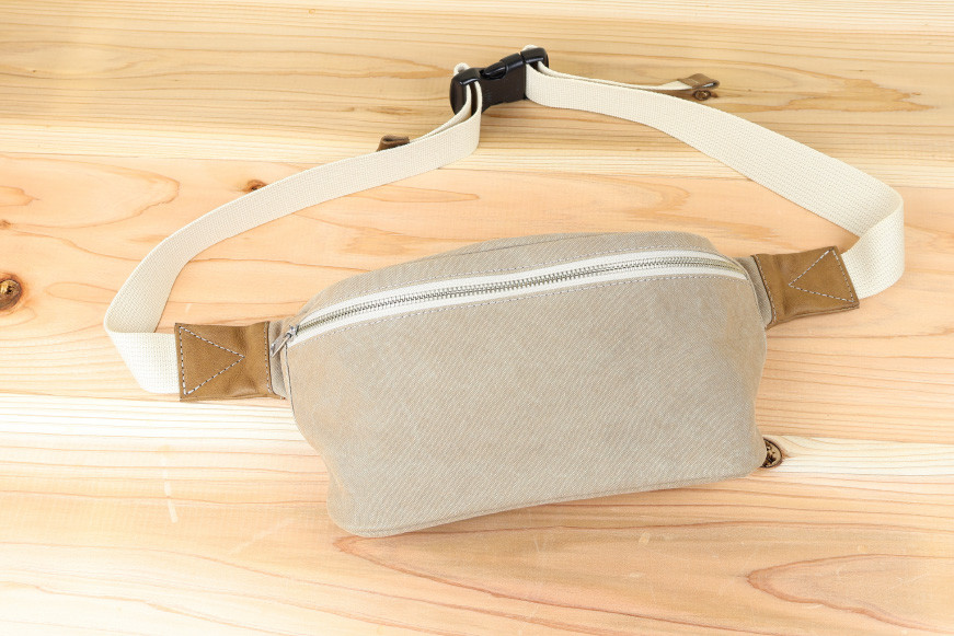 フェスバッグ グレーベージュ / アトリエSASSA / 富山県 朝日町 [34310166] バッグ シンプル ヴィンテージ ボディバッグ 斜めがけ 革 レザー 帆布