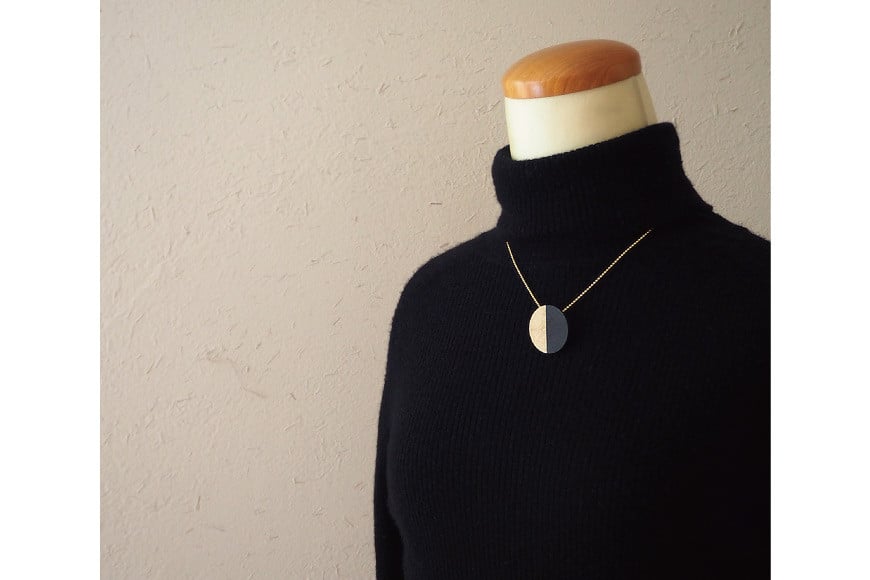 漆月ネックレス ペンダントトップ直径3cm 厚み2mm & ボールチェーン 45cm [越久米作 富山県 朝日町 34310296] コシノクメサク 漆 漆玉 塗り造形 アクセサリー ネックレス ペンダント 小物 ファッション メール便