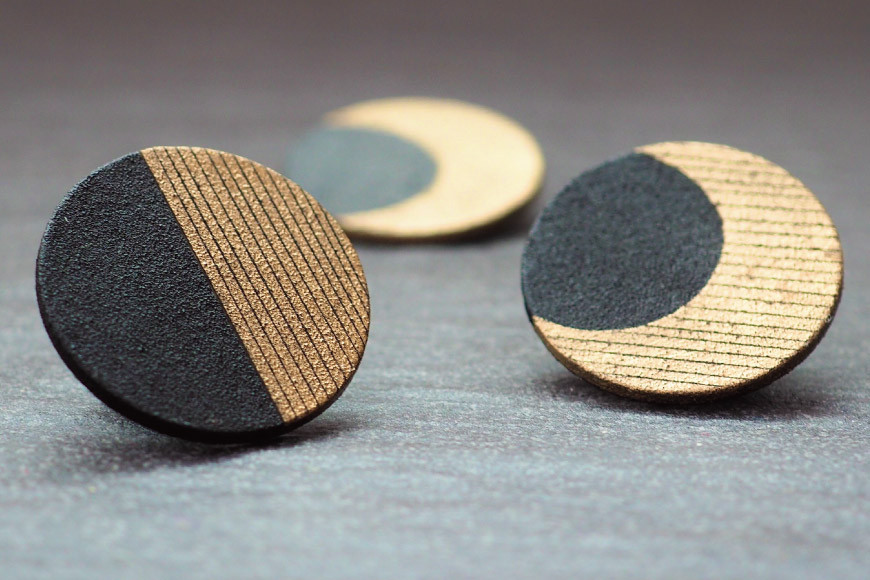 漆月ブローチ 三日月 1個 [越久米作 富山県 朝日町 34310306] アクセサリー ブローチ コシノクメサク 漆 漆ブローチ 月 月の形 おしゃれ メール便