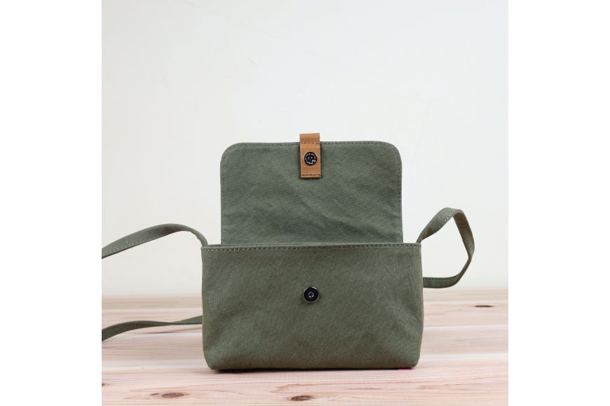 よこポシェット アーミーグリーン [アトリエSASSA 富山県 朝日町 34310397-ag] ポシェット 斜めがけ バッグ 長財布 スマホ 帆布 革 おしゃれ 手作り シンプル レザー