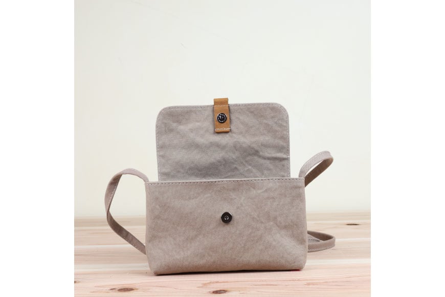 よこポシェット グレーベージュ [アトリエSASSA 富山県 朝日町 34310397-gb] ポシェット 斜めがけ バッグ 長財布 スマホ 帆布 革 おしゃれ 手作り シンプル レザー
