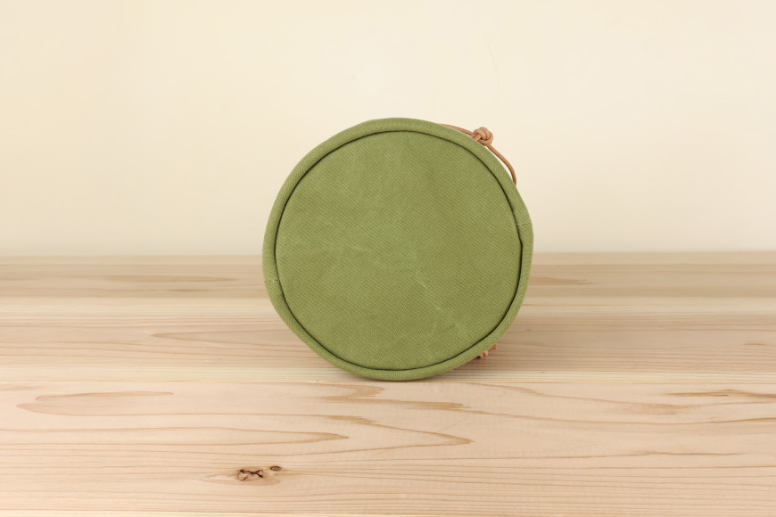 バッグ 丸底の巾着バッグ ライトカーキ L [アトリエSASSA 富山県 朝日町 34310562] 丸底 巾着 鞄 かばん カバン 帆布 革 おしゃれ 手作り シンプル レザー