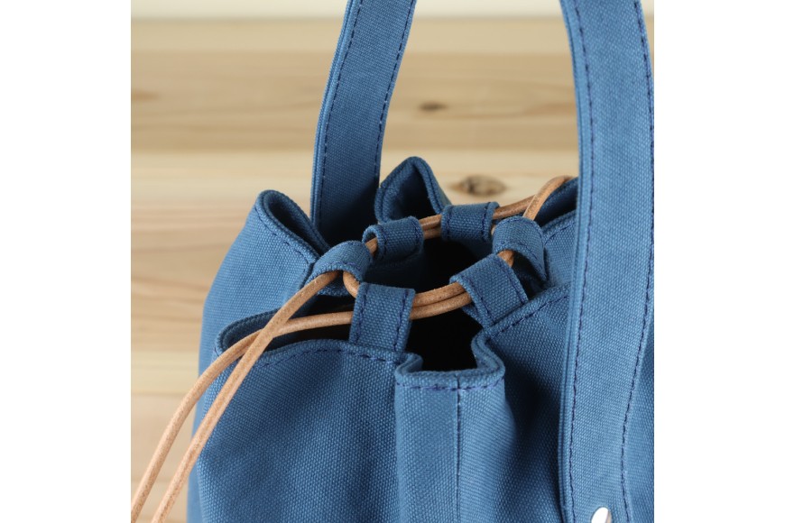 丸底の巾着バッグ　L　ブルー / アトリエSASSA / 富山県 朝日町 [34310187]